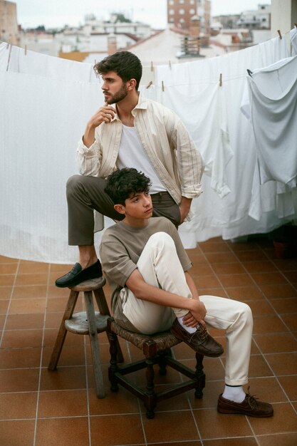 Retrato de irmãos passando tempo juntos ao ar livre