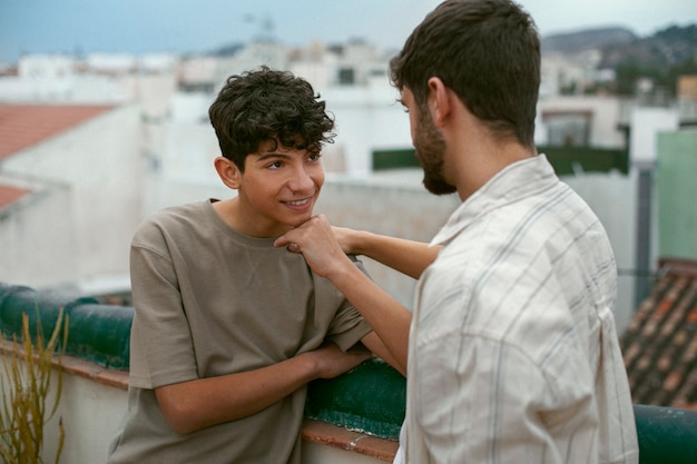 Foto grátis retrato de irmãos passando tempo juntos ao ar livre