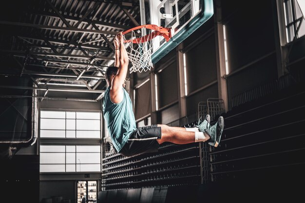 Retrato de jogador de basquete preto em um salão de basquete