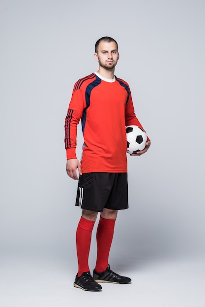 Retrato de jogador de futebol de camisa vermelha isolado no branco