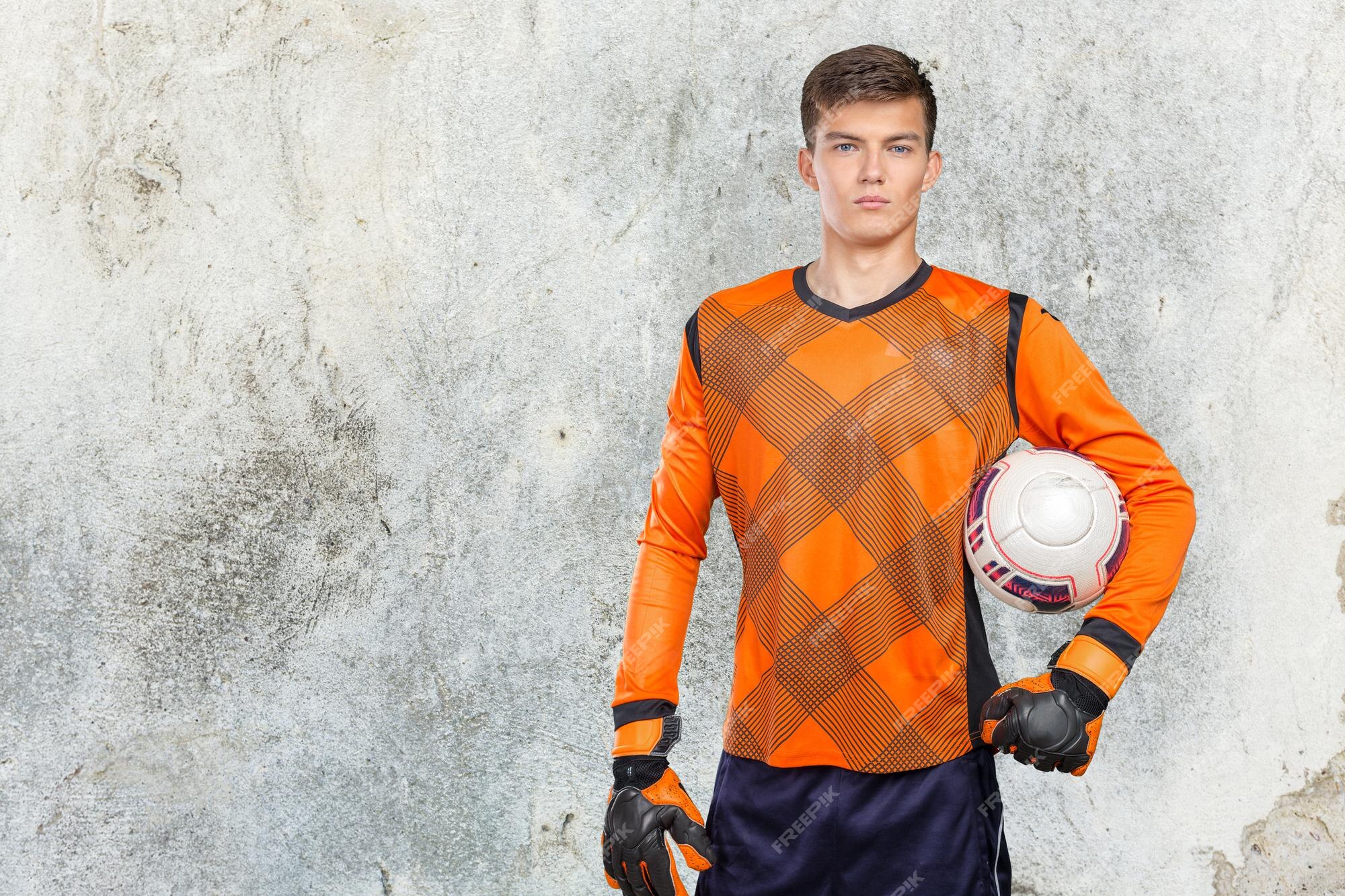 Foto em tamanho completo enérgico profissional jogador de futebol