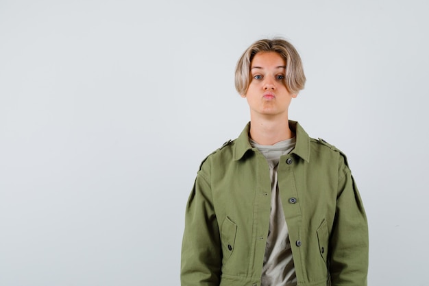 Retrato de jovem adolescente mantendo os lábios dobrados em uma camiseta