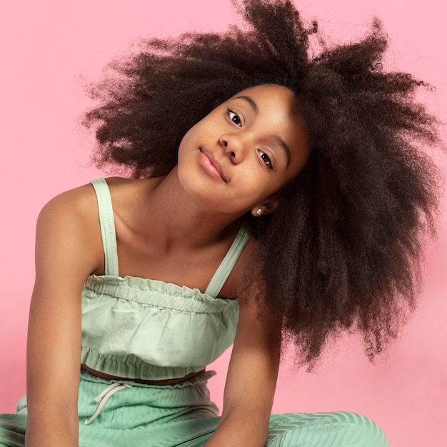 Foto grátis retrato de jovem adorável com cabelo afro