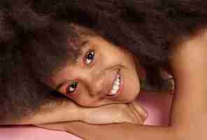 Foto grátis retrato de jovem adorável com cabelo afro