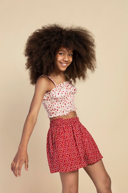 Foto grátis retrato de jovem adorável com cabelo afro