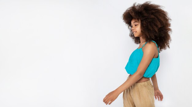 Retrato de jovem adorável com cabelo afro