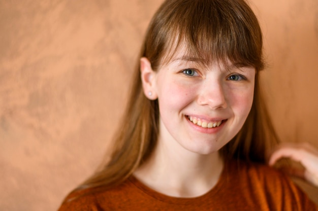 Foto grátis retrato de jovem adorável sorrindo