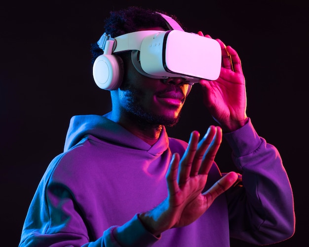 Retrato de jovem afro-americano com óculos VR
