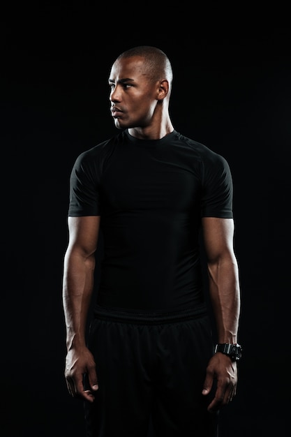 Retrato de jovem afro americano esportes homem, parece longe