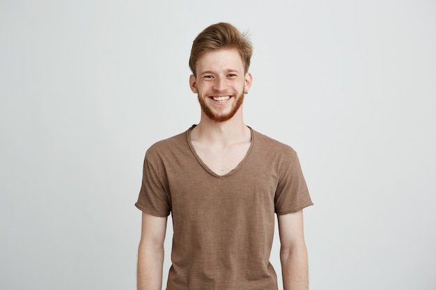 Retrato de jovem alegre feliz com barba sorrindo.