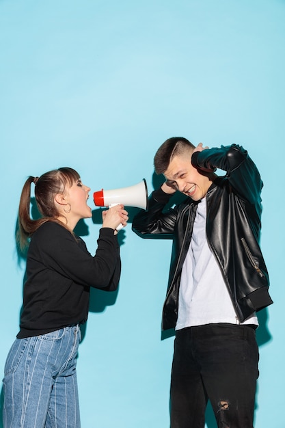 Retrato de jovem aluna emocional com megafone