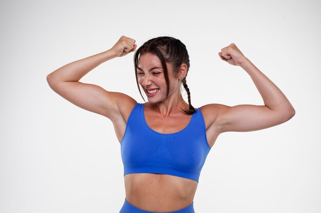 Retrato de jovem apto treinando para musculação