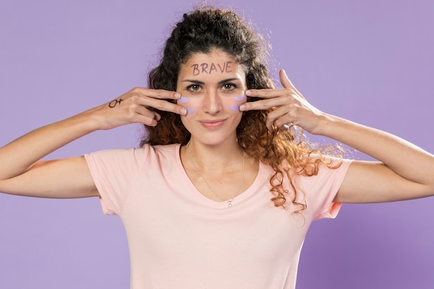 Foto grátis retrato de jovem ativista pintando o rosto