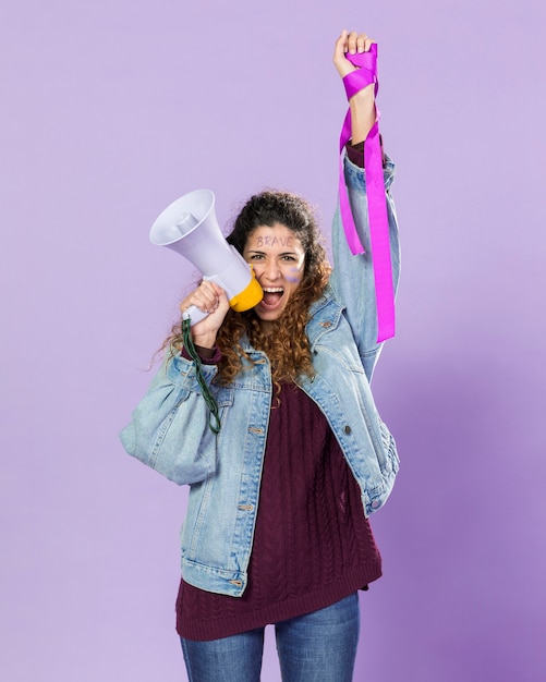 Foto grátis retrato de jovem ativista protestando