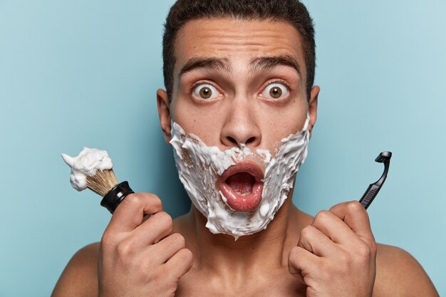 Foto grátis retrato de jovem barbeando a barba