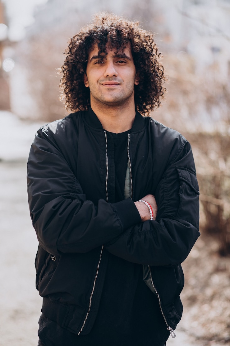 Foto grátis retrato de jovem bonito com cabelo encaracolado
