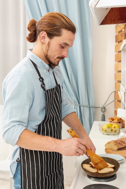 Retrato de jovem bonito cozinhar