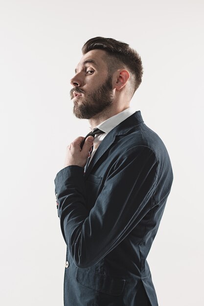 Retrato de jovem bonito elegante