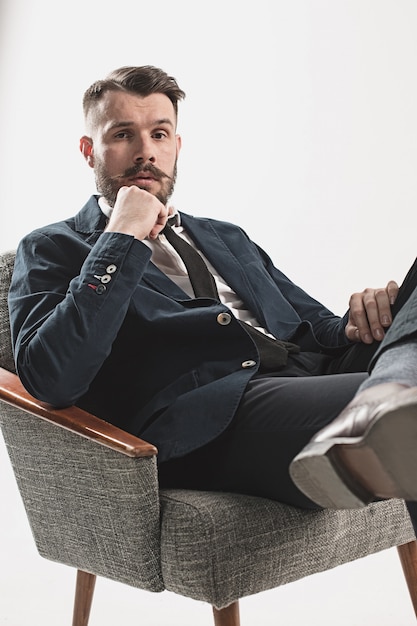 Retrato de jovem bonito elegante