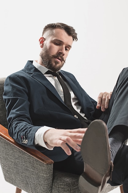 Foto grátis retrato de jovem bonito elegante