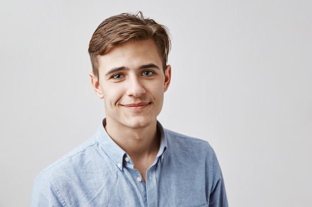 Foto grátis retrato de jovem bonito posando