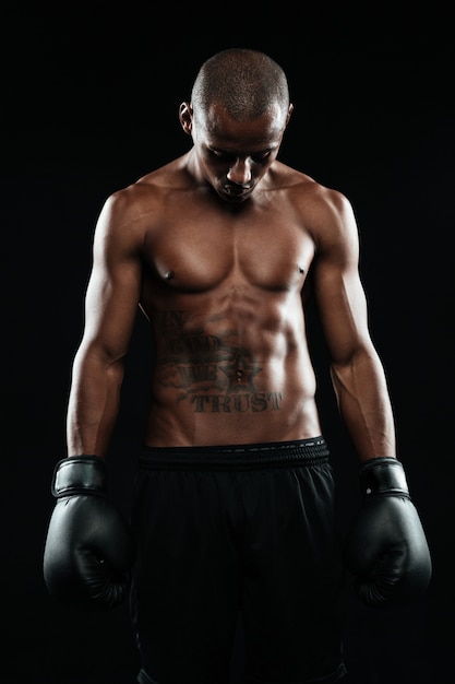 Retrato de jovem boxeador afro-americano em luvas