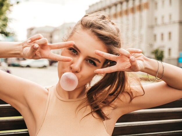 Retrato de jovem brincalhão hipster feminina