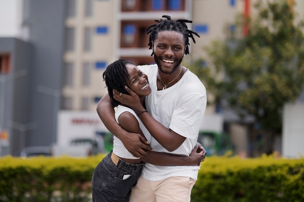 Retrato de jovem casal com dreadlocks afro ao ar livre