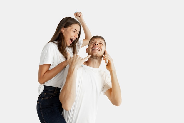 Foto grátis retrato de jovem casal lindo isolado no branco