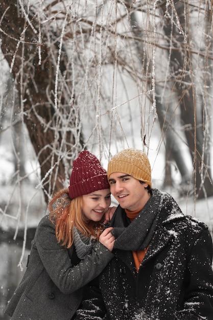 Retrato de jovem casal no inverno