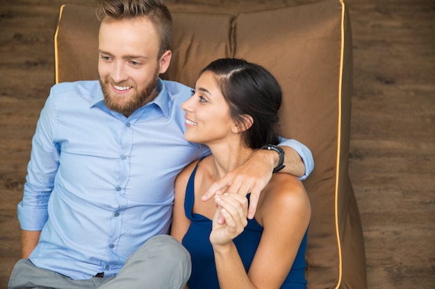 Retrato de jovem casal relaxando em casa