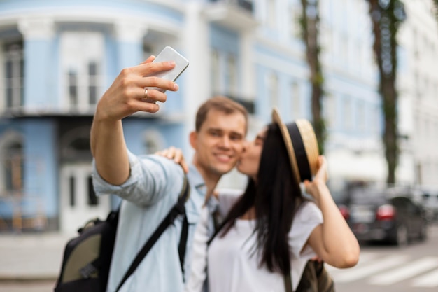 Retrato de jovem casal tirando uma selfie nas férias