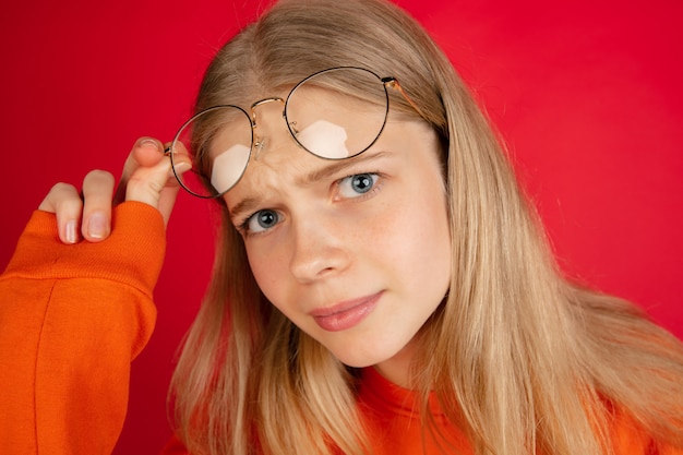 Foto grátis retrato de jovem caucasiana isolada com copyspace