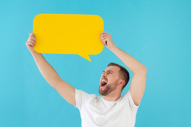 Foto grátis retrato de jovem com balão de pensamento