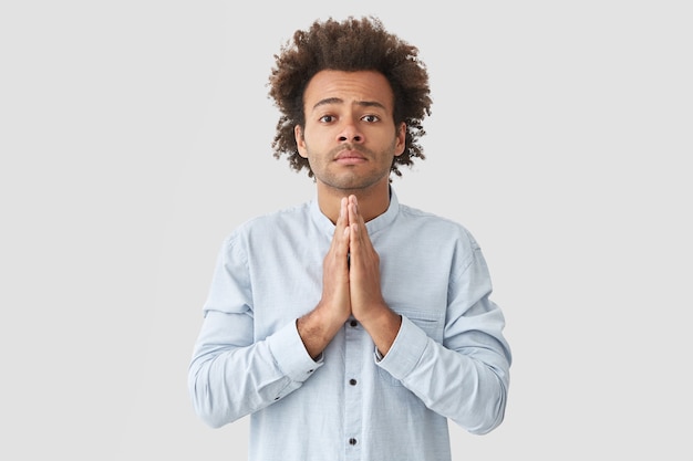 Retrato de jovem com cabelo encaracolado, vestindo uma camisa