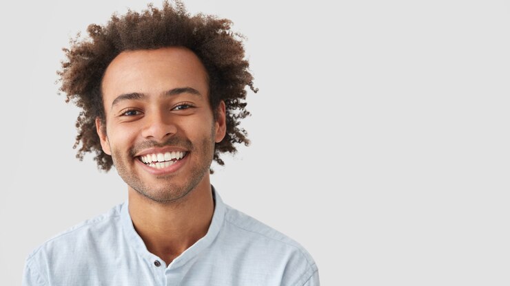 Foto grátis retrato de jovem com cabelo encaracolado, vestindo uma camisa