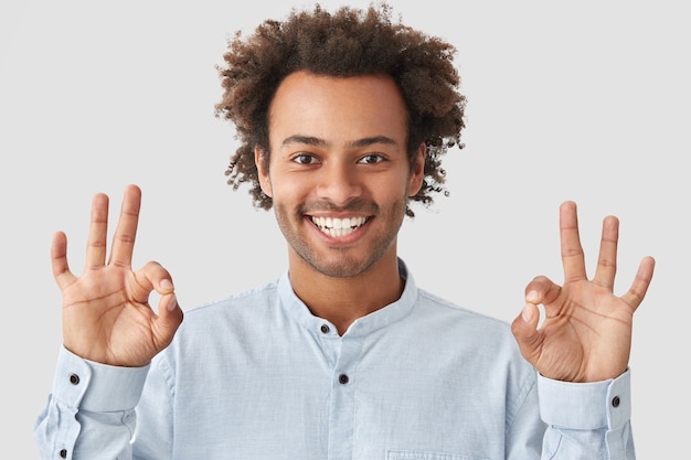 Foto grátis retrato de jovem com cabelo encaracolado, vestindo uma camisa