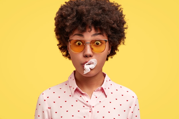 Retrato de jovem com cabelo encaracolado