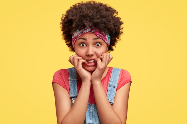 Retrato de jovem com cabelo encaracolado