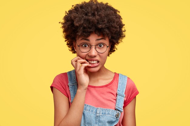 Retrato de jovem com cabelo encaracolado