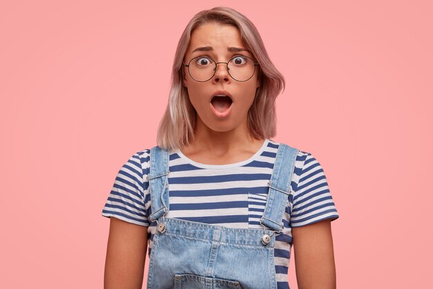 Retrato de jovem com cabelos coloridos vestindo macacão