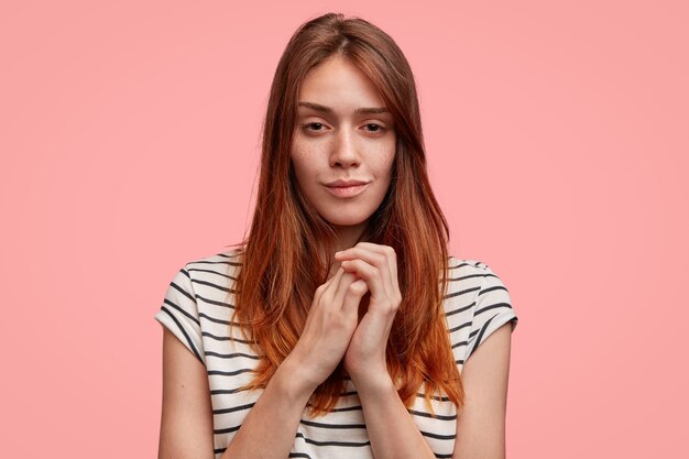 Retrato de jovem com camisa listrada