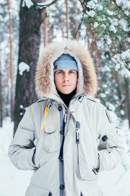 Foto grátis retrato de jovem com casaco de inverno frio