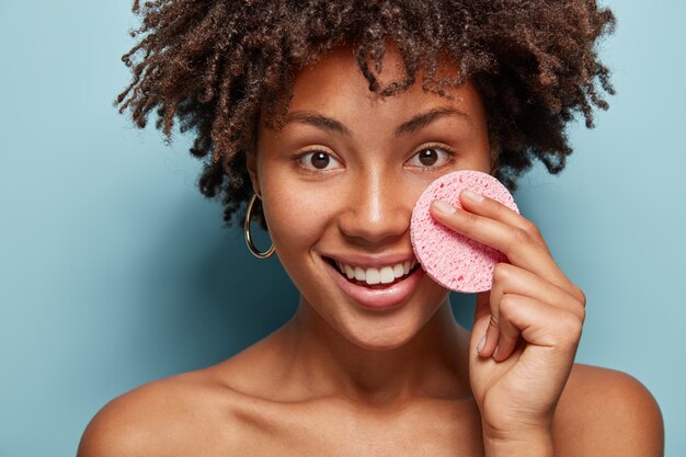 Retrato de jovem com corte de cabelo afro