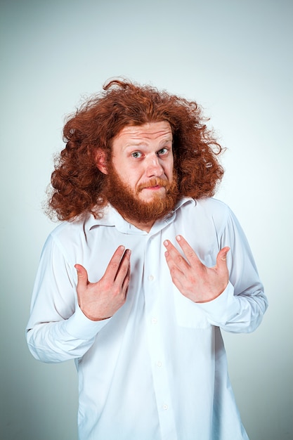 Retrato de jovem com expressão facial de choque