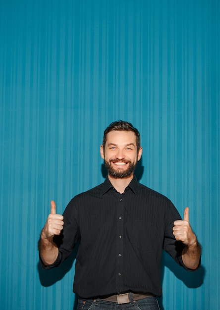 Retrato de jovem com expressão facial feliz mostrando tudo bem