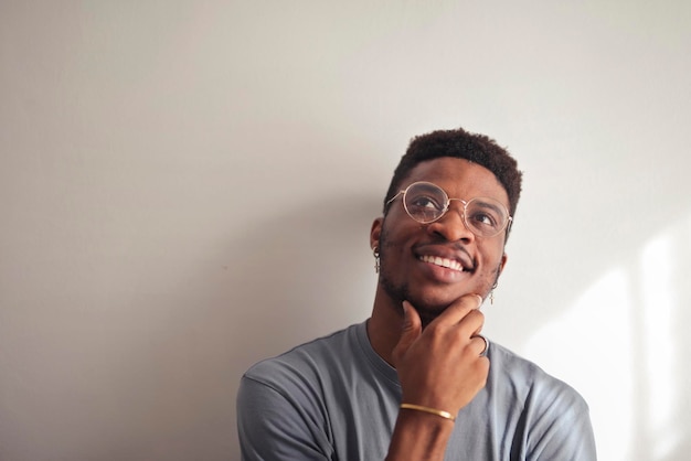 Foto grátis retrato de jovem com expressão pensativa