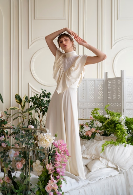 Retrato de jovem com flores usando um vestido boho chic