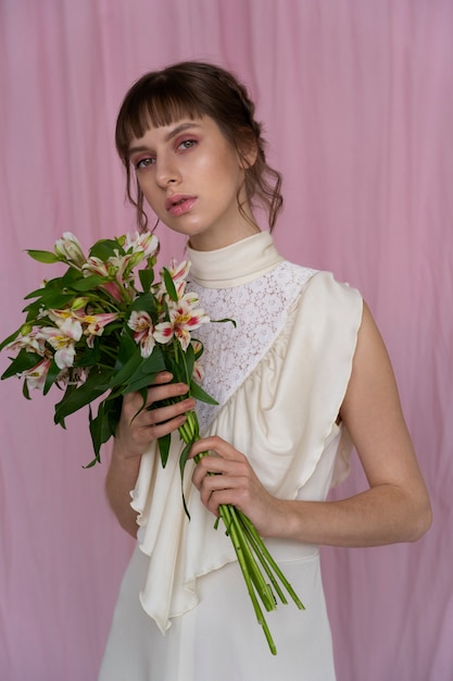 Retrato de jovem com flores usando um vestido boho chic