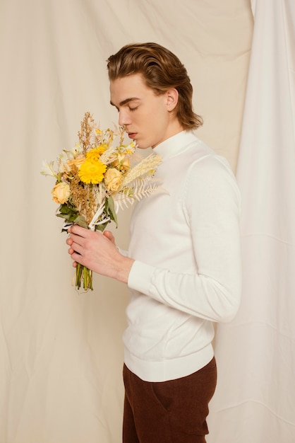 Foto grátis retrato de jovem com flores